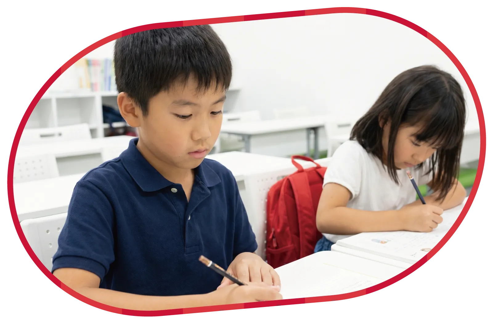 塾で受験対策のカリキュラムをしている小学生
