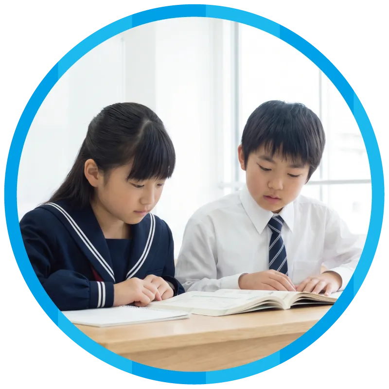 受験勉強中の小学生