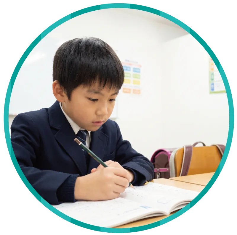 試験対策に真剣に取り組む小学生