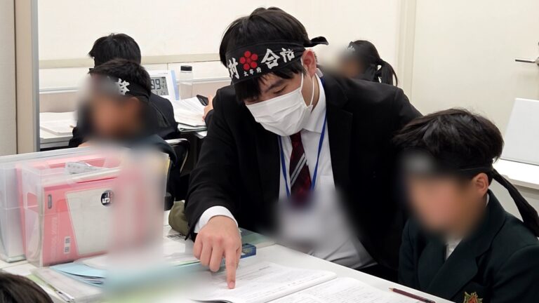 「これから勉強を始めます！」「よろしくお願いします！」講師と塾生さんたちの挨拶が教室に響きます