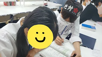 高校生を対象とした大学受験コースでプロ講師からマンツーマンで個別学習サポートを受けるはちまき塾の生徒