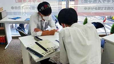 経験豊富なプロ講師に質疑応答で個別の指導サポートを受ける中学生