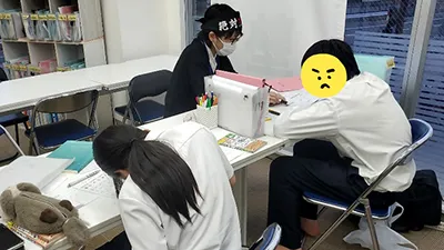 中学生対象のカリキュラムでテスト対策を行っているシーン