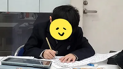 中学受験に向けて勉強に集中できる学習環境の中で受験対策に取り組むシーン