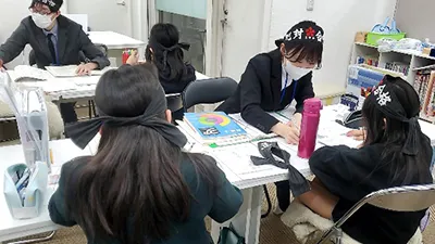 授業でわからない箇所を個別に講師が相談を受けて指導しているシーン