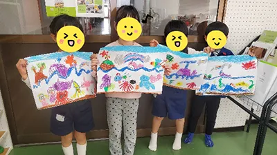 表現力や感性を磨く年長のカリキュラムで絵画を習っている授業シーン