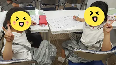 小学校1年生と小学校2年生のカリキュラムで問題演習と効率的な学習を行っているシーン