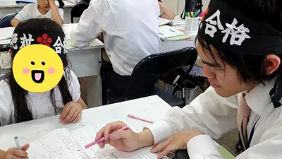 一人ひとりの生徒に最適化されたカリキュラムにより個別指導を行っているシーン