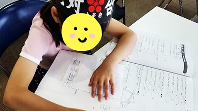 小学校3年生の授業風景で生徒に合わせた個別カリキュラムにより学習を行っているシーン