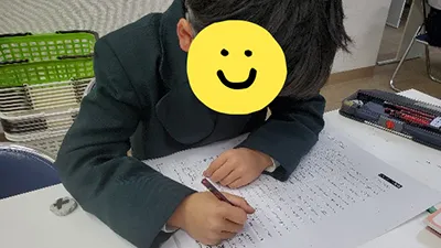 小学校3年生用のカリキュラムで生徒が主体的に課題に取り組むシーン