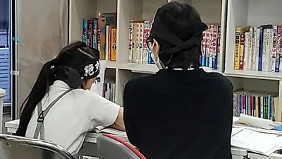 学力と個別の生徒に合わせて講師が学習プランを組んで相談しながら指導しているシーン