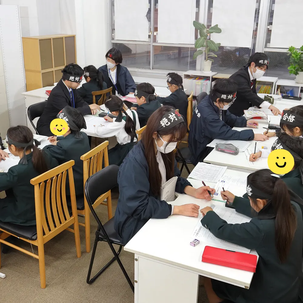 スタディキッズでの受験対策の授業を行っているシーン