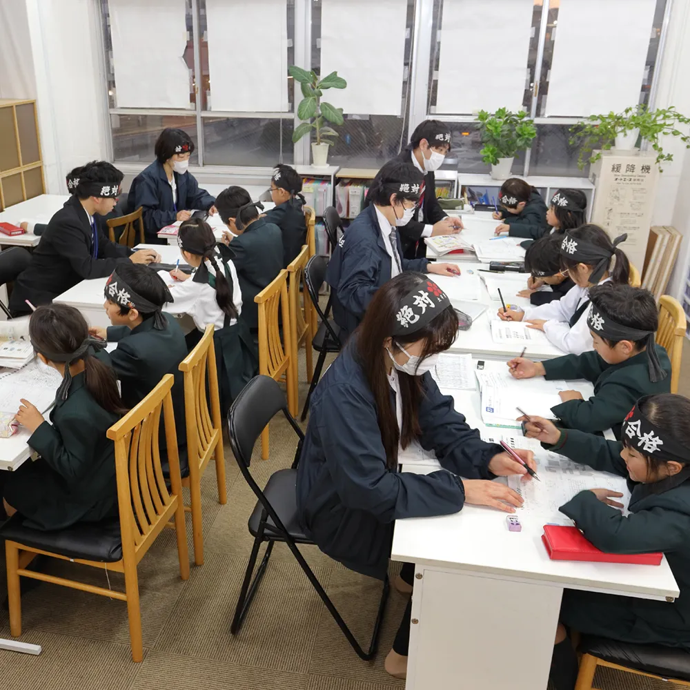 スタディキッズでの小学生と講師陣の授業風景