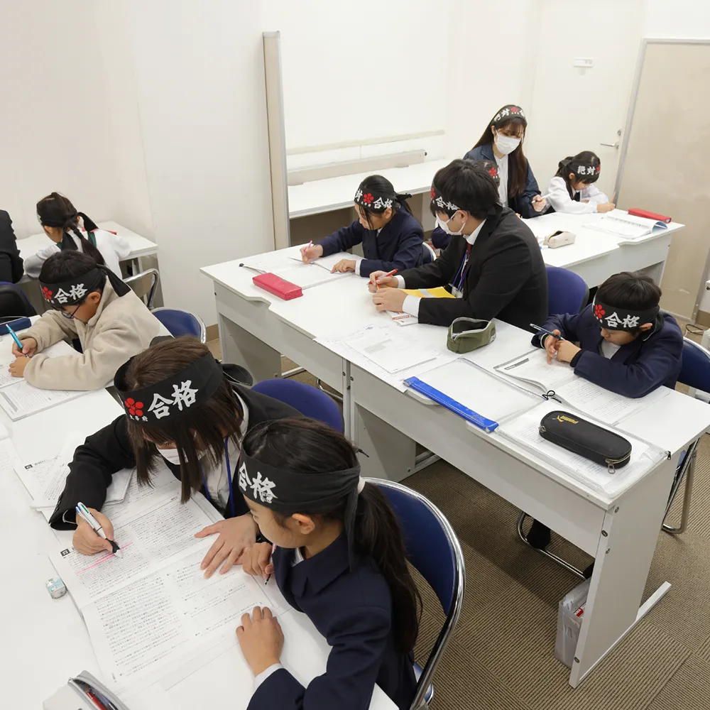小学生対象の受験対策塾スタディキッズでの指導をしているシーン