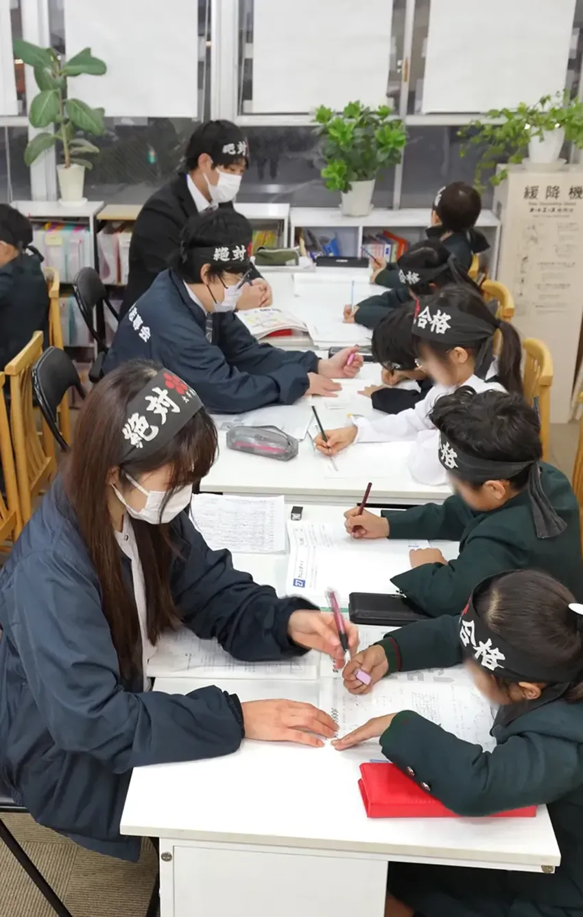 志専会で試験対策をするために勉強しているシーン