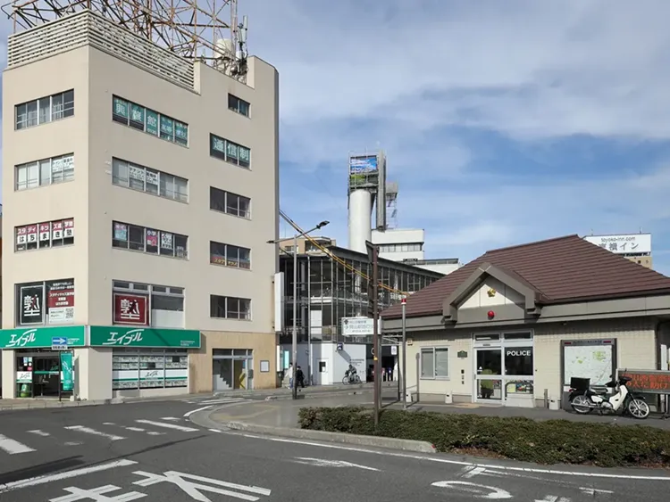 岡山駅西口から近い交番の隣に志専会がある立地