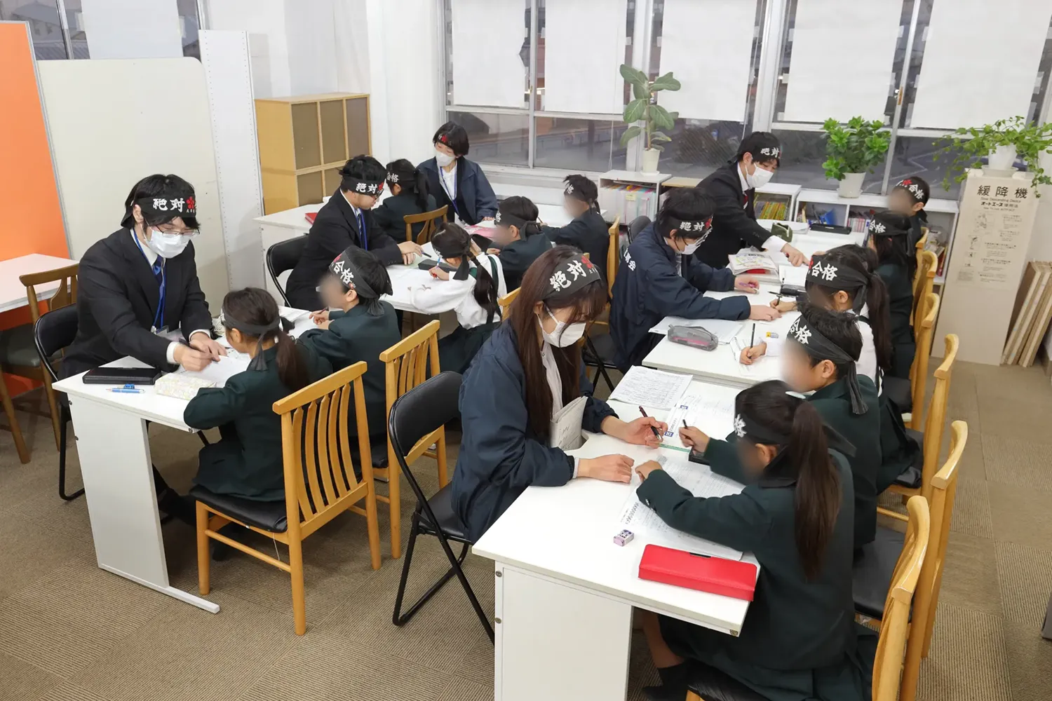 志専会で勉強している塾生