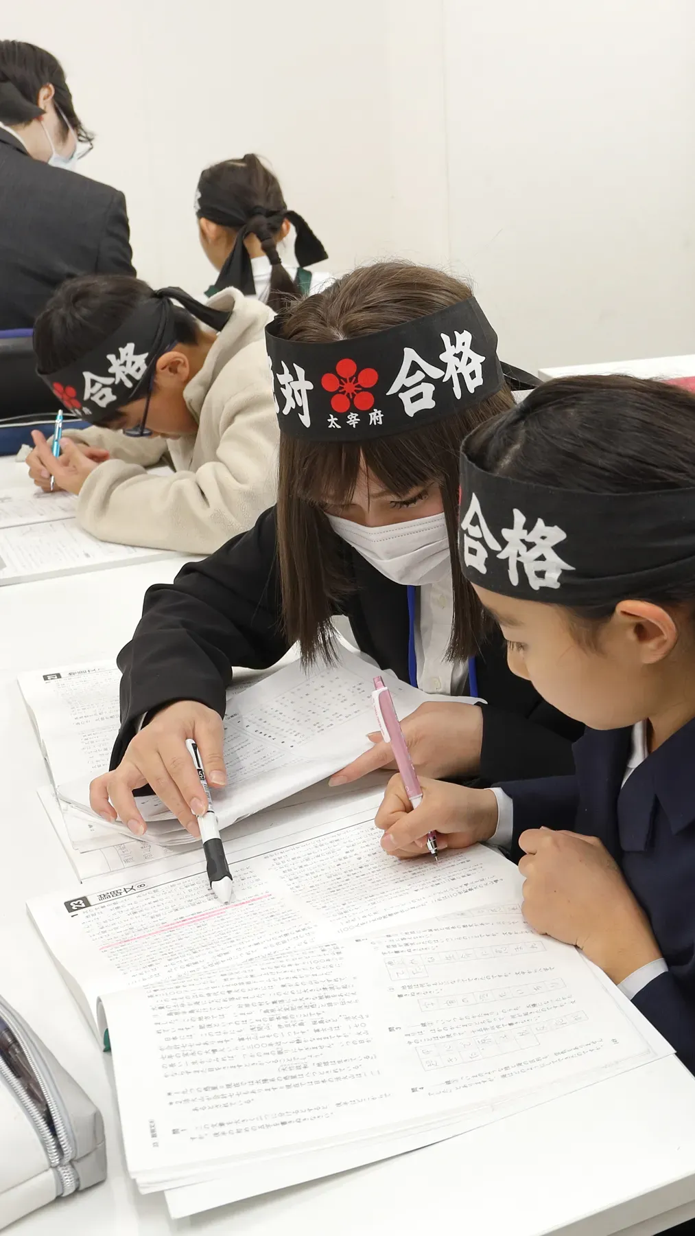 小学生が個別指導塾で自習をしている画像(スマホ表示用)