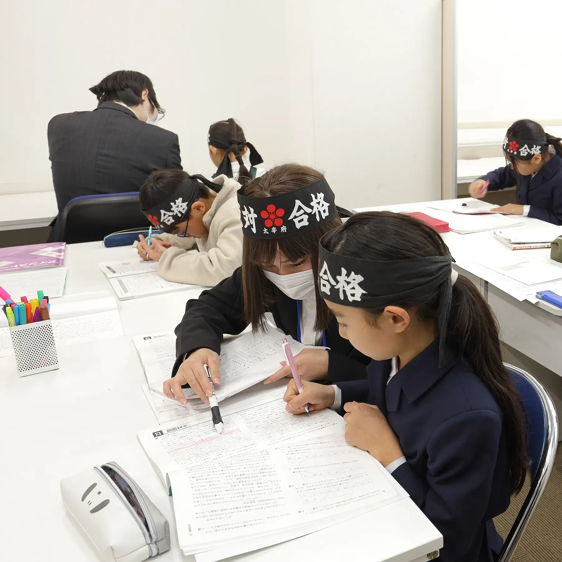 小学生が個別指導塾で自習をしている画像(タブレット表示用)