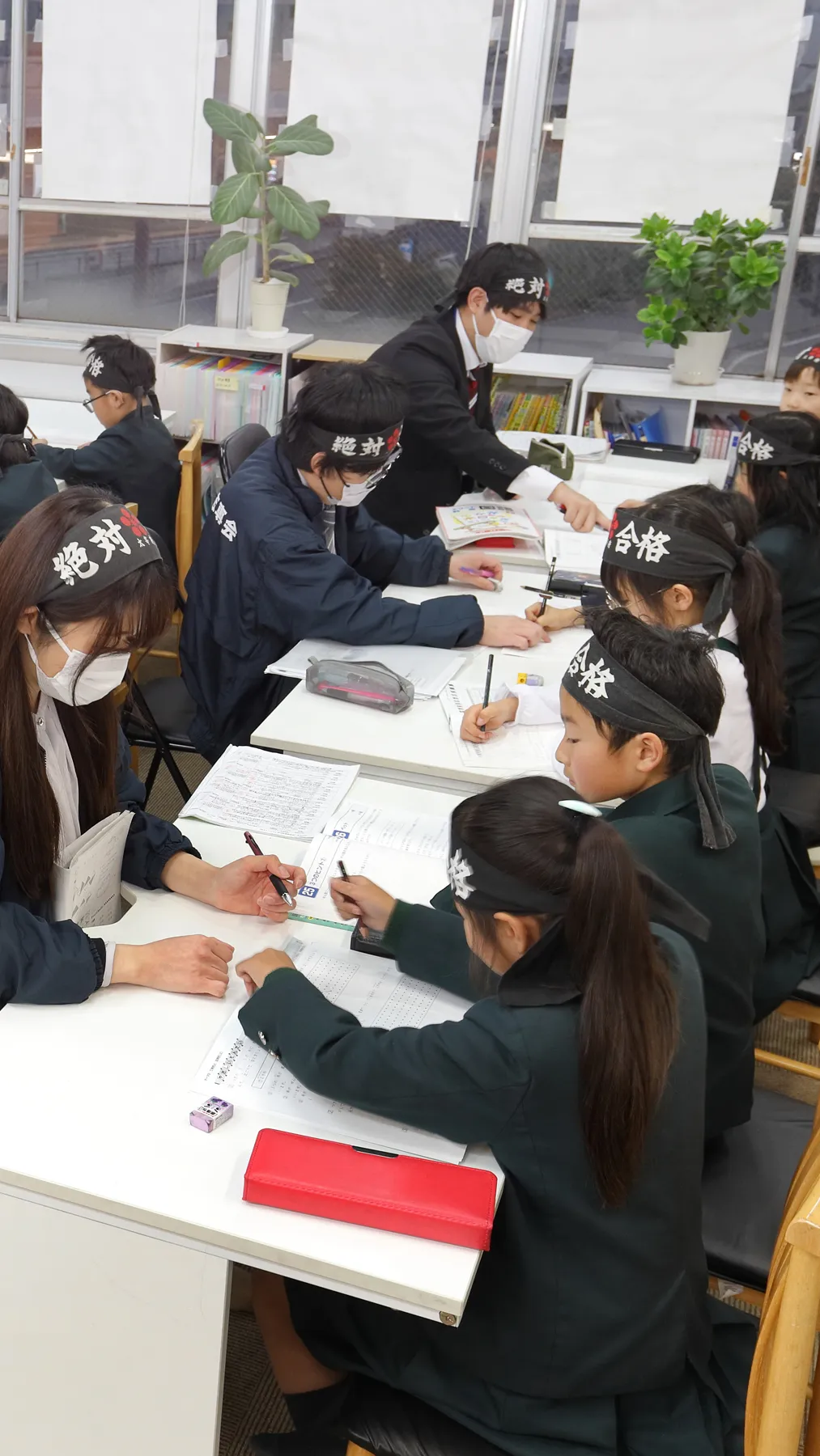 中学生が高校受験用の試験対策をするために勉強しているシーン(スマホ表示用)