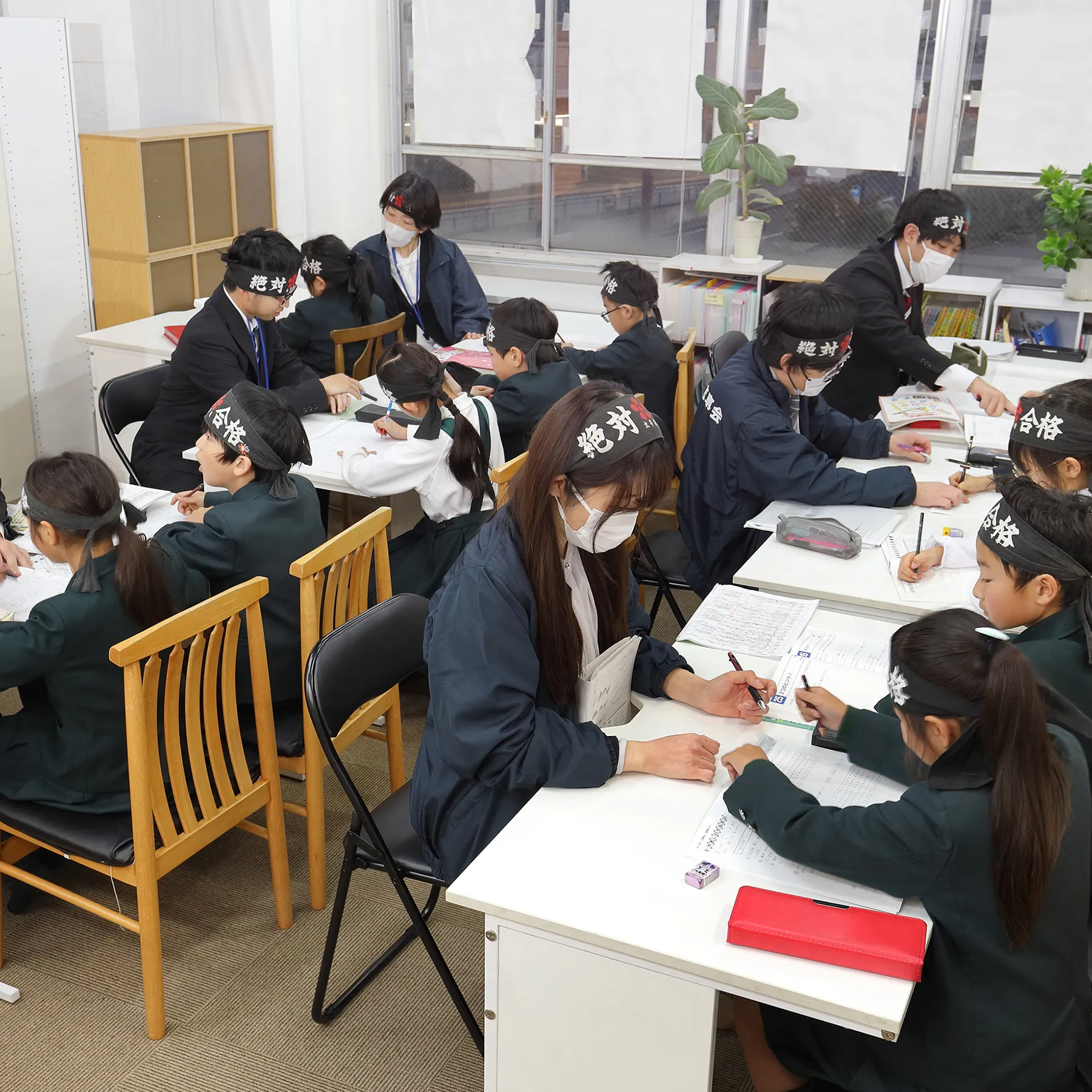 中学生が高校受験用の試験対策をするために勉強しているシーン(タブレット表示用)