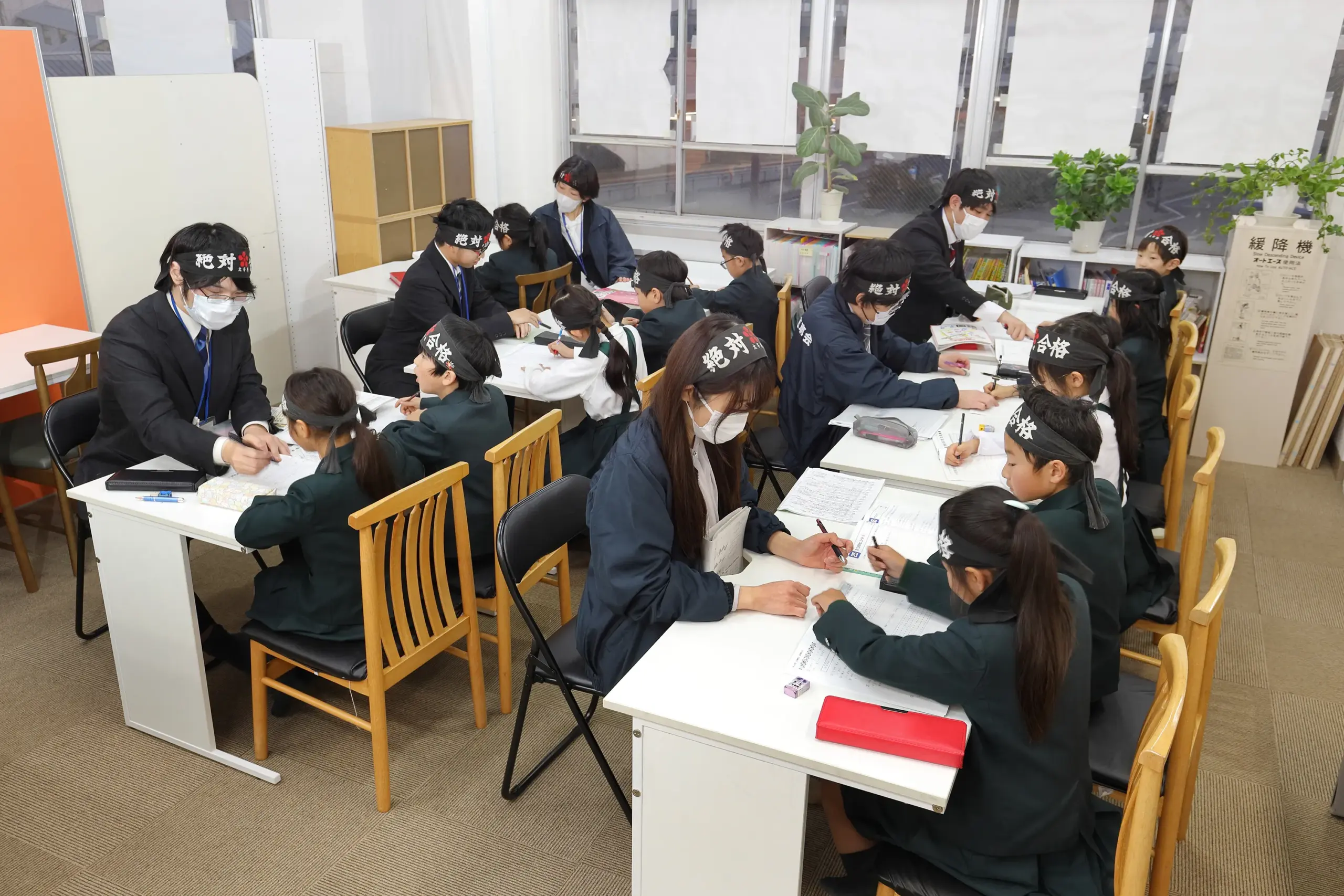 中学生が高校受験用の試験対策をするために勉強しているシーン(パソコン表示用)