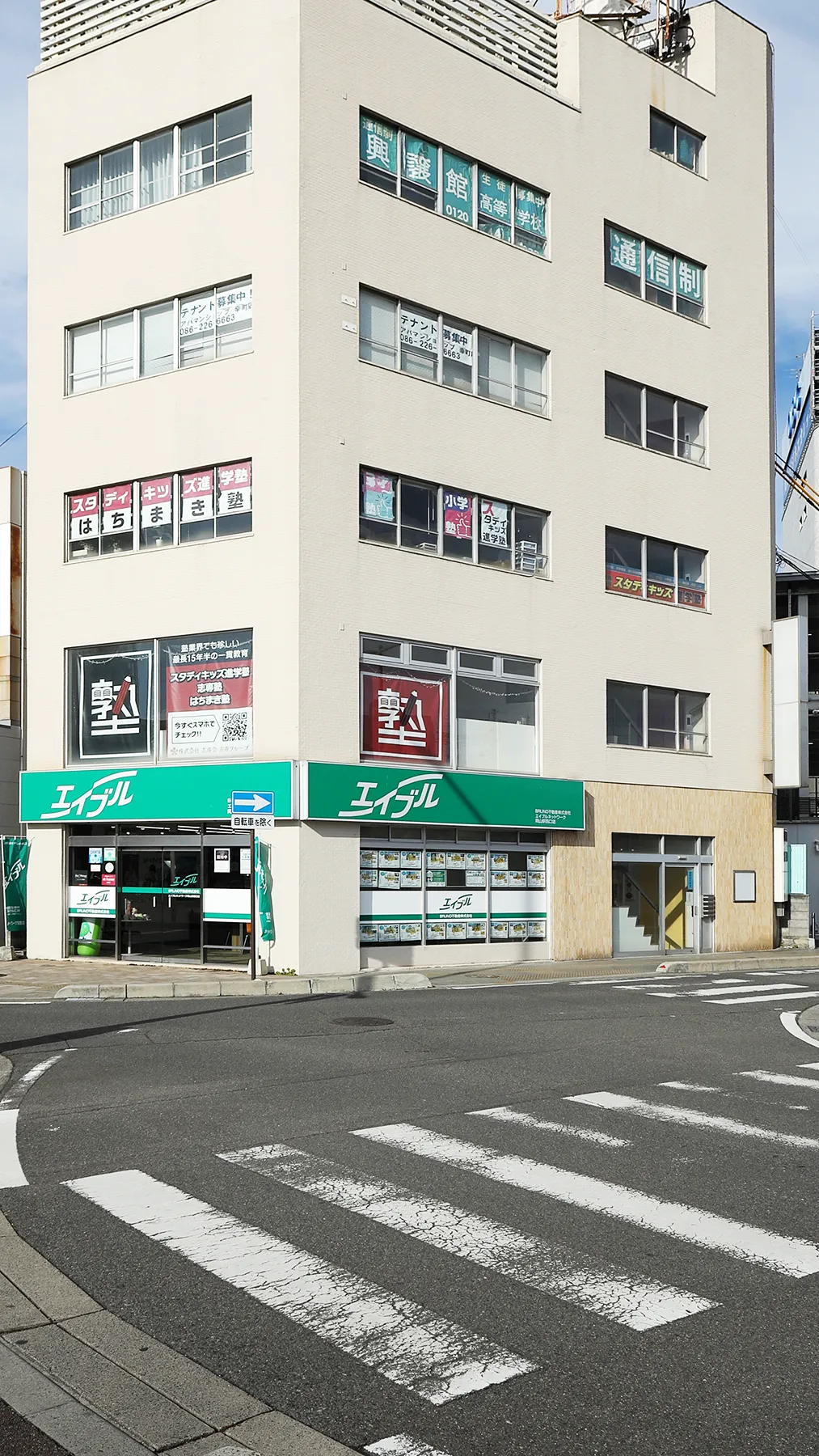 高校生が大学受験対策試験の授業を受けているシーン(スマホ表示用)