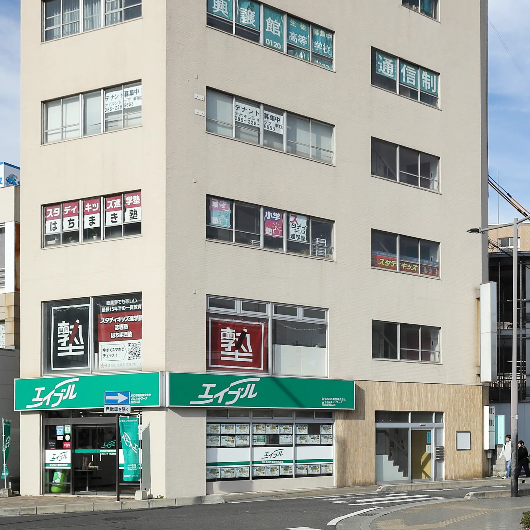 高校生が大学受験対策試験の授業を受けているシーン(タブレット表示用)