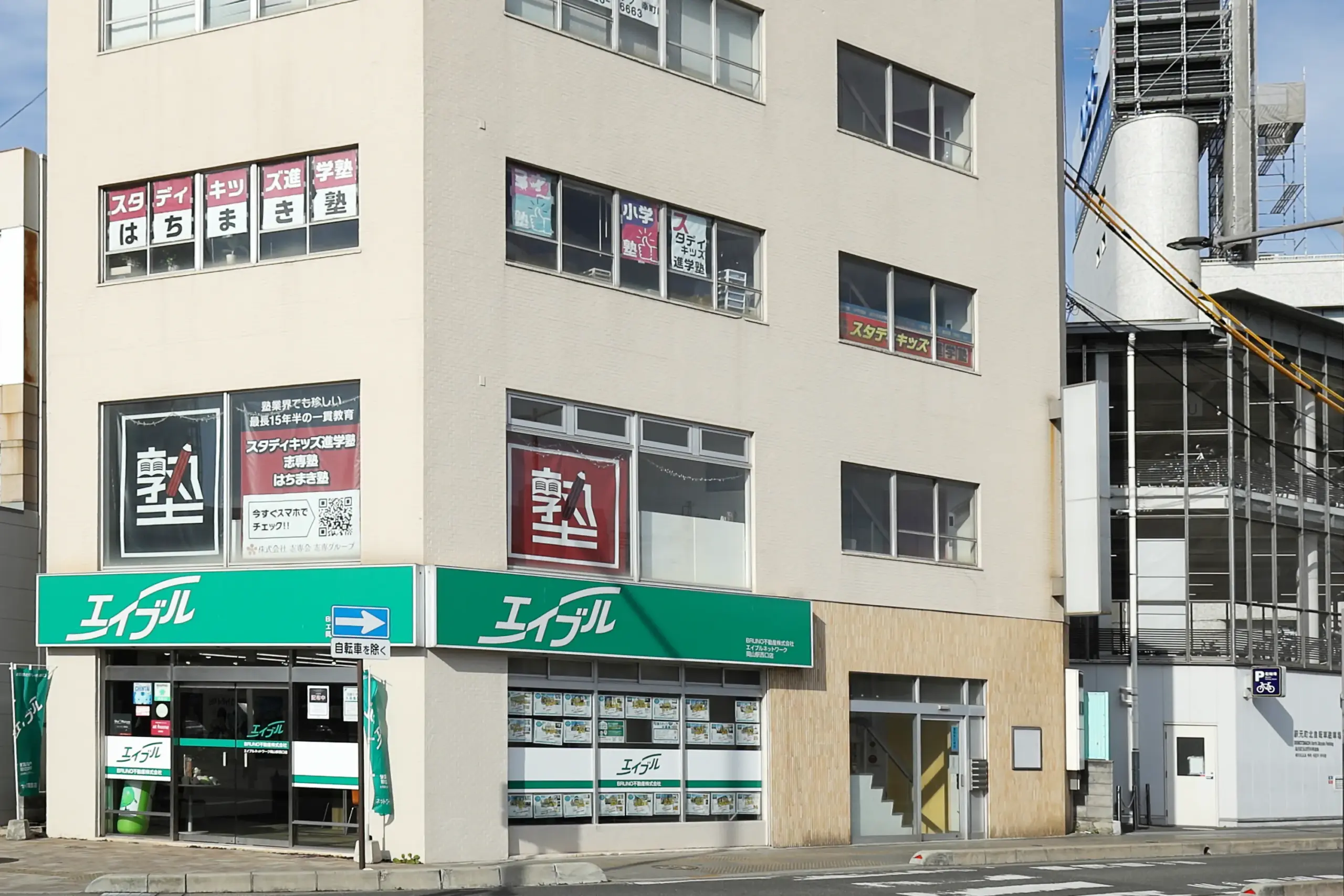 高校生が大学受験対策試験の授業を受けているシーン(パソコン表示用)