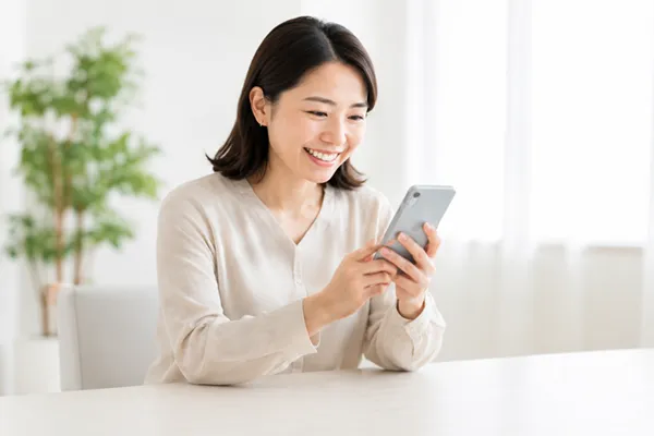 保護者が塾の入塾金の割引額を確認しているシーン