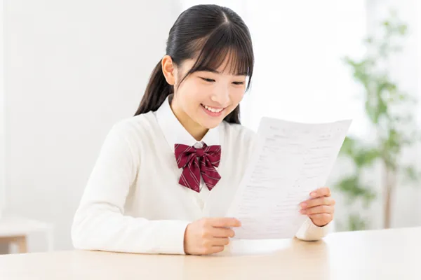 塾での成績アップを実感して喜んでいる中学生