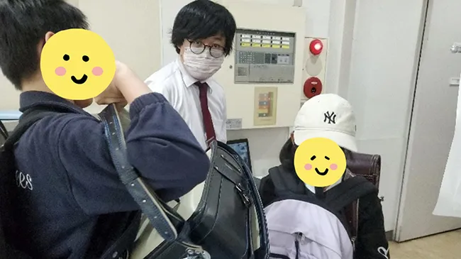 入塾している生徒さんが帰るときに担当講師が玄関先までお見送りするサービス