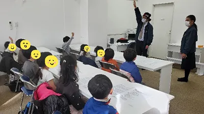 年中クラスのカリキュラムの基礎的な地授業を行っているシーン