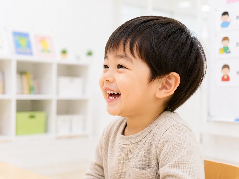 幼児が楽しそうにしている挨拶の練習風景