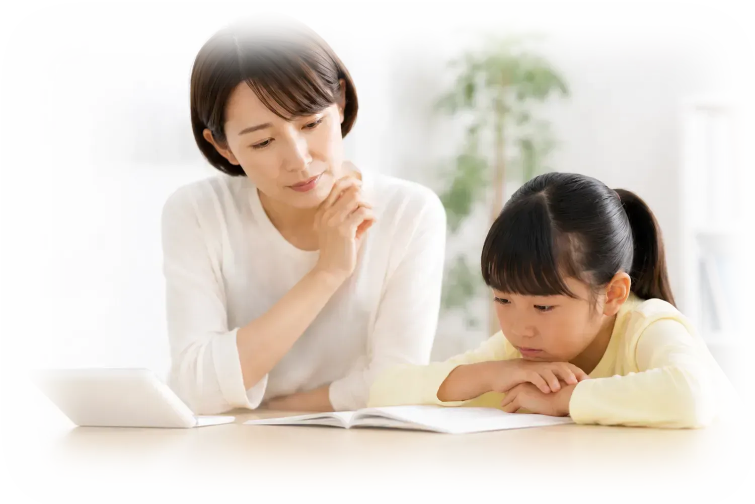 勉強に集中できない小学生と保護者の自宅でのシーン