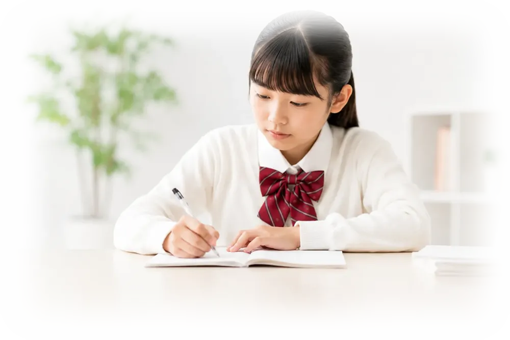 自宅で志望校合格のためのテスト課題をこなしている中学生