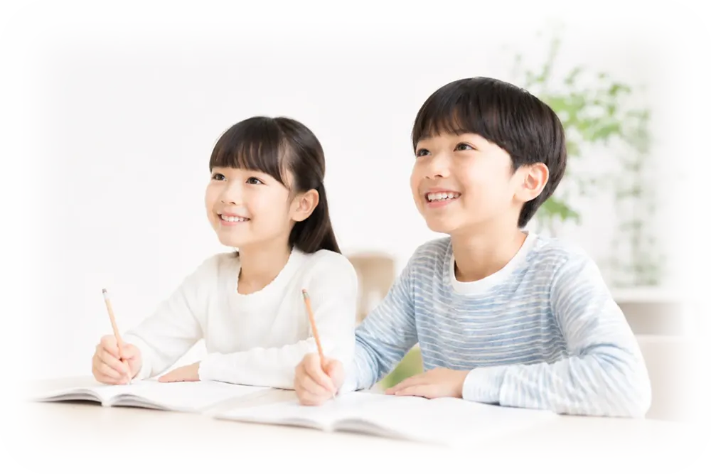 自宅で兄妹が課題で出された教科書を元に受験勉強を行っているシーン