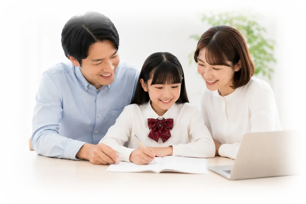 家族で成績が上がって喜んでいるシーン