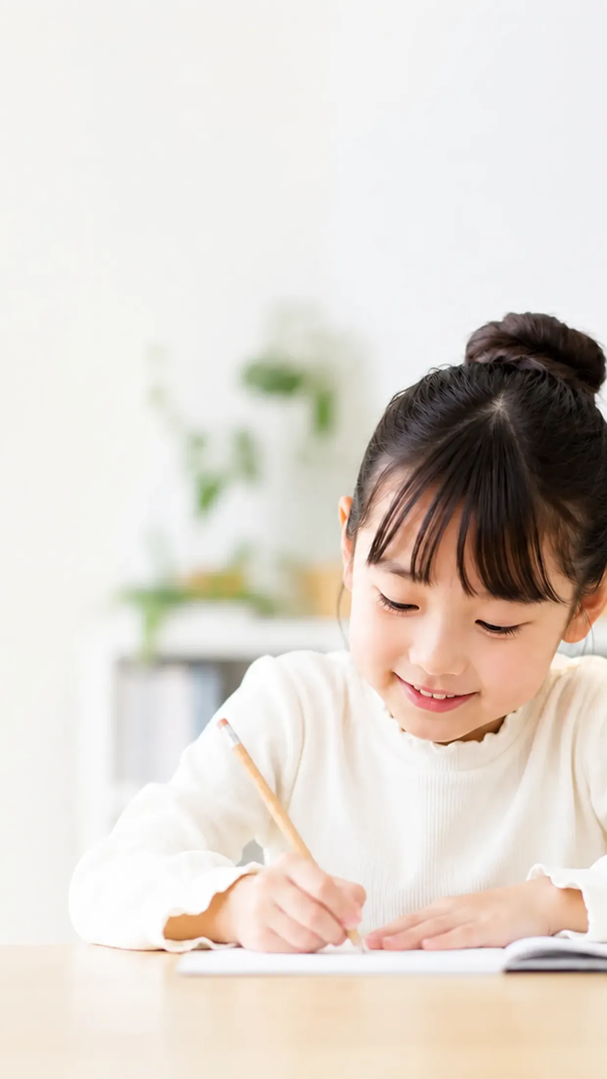 小学生の兄妹が塾で並んで勉強している様子